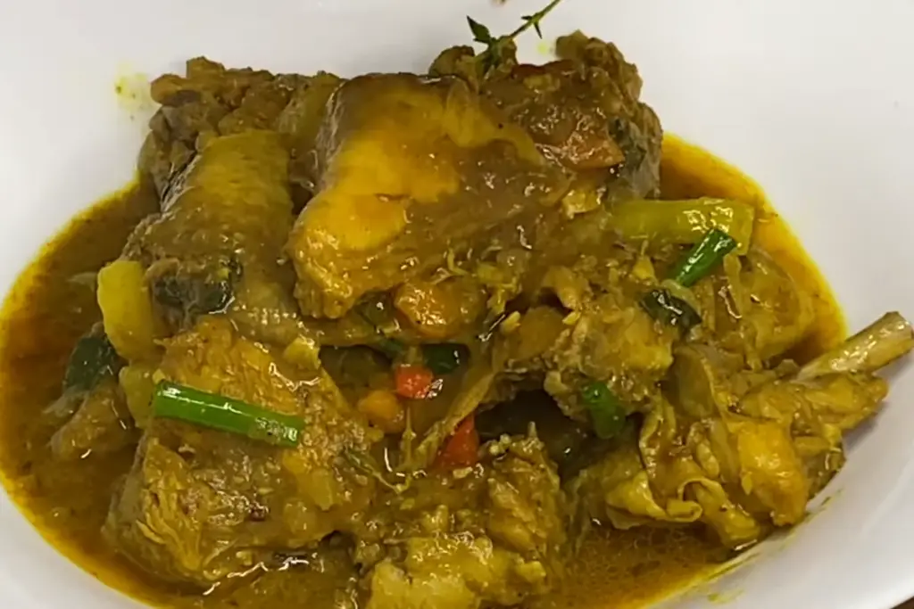 What is Jamaican curry chicken made of